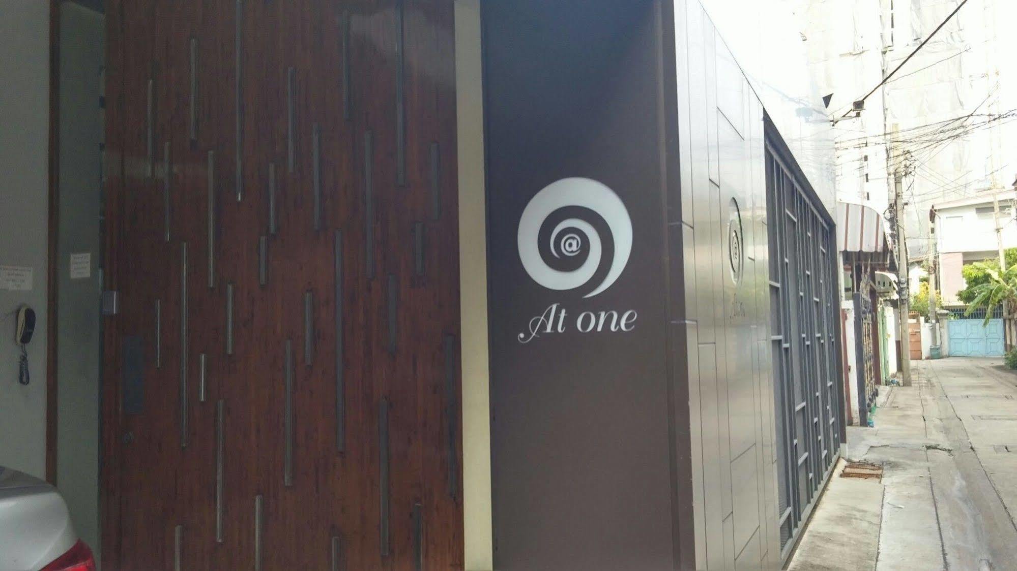At One Inn Hualampong Bangkok Exteriér fotografie